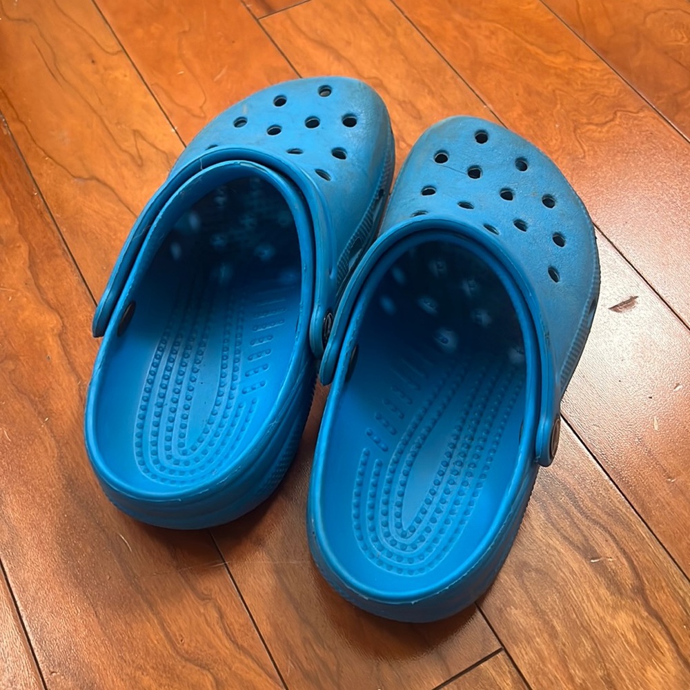 Blue kids Crocs size 2 boys / 4 girls. Unisex. In good condition.
